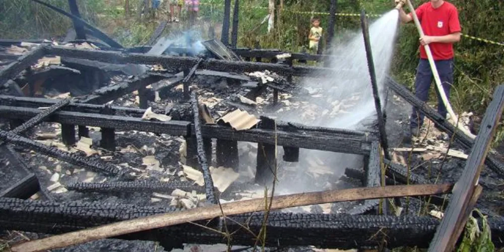 Imagem ilustrativa da imagem Casa pega fogo e duas crianças morrem carbonizadas