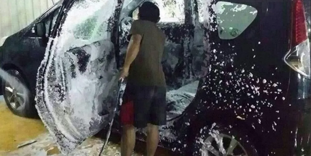 Imagem ilustrativa da imagem Homem ensaboa interior de carro na Malásia