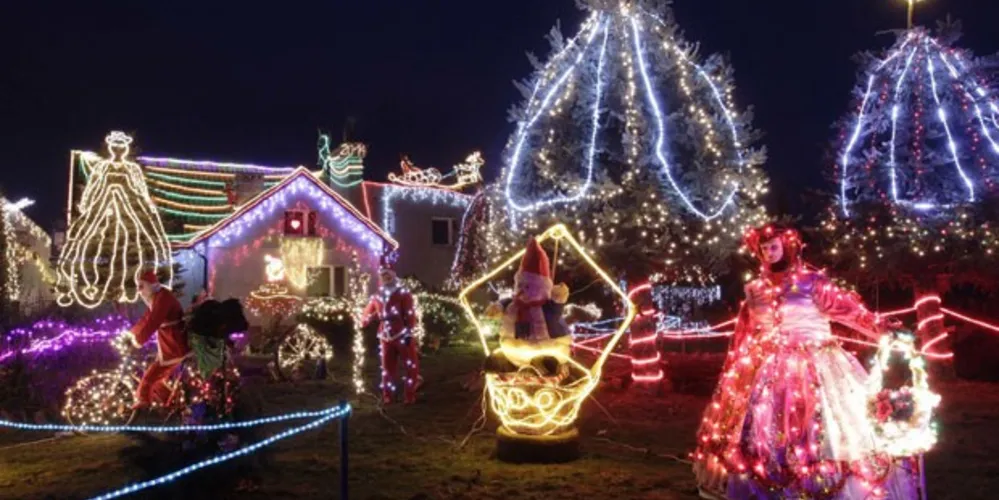 Imagem ilustrativa da imagem Família usa 52 mil lâmpadas para decorar casa para o Natal