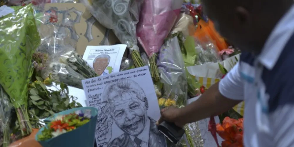 Imagem ilustrativa da imagem Sul-africanos prestam últimas homenagens a Mandela