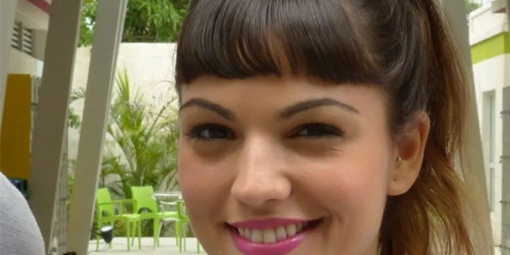 Imagem ilustrativa da imagem Após cirurgia, atriz de "Malhação" responde por sinais