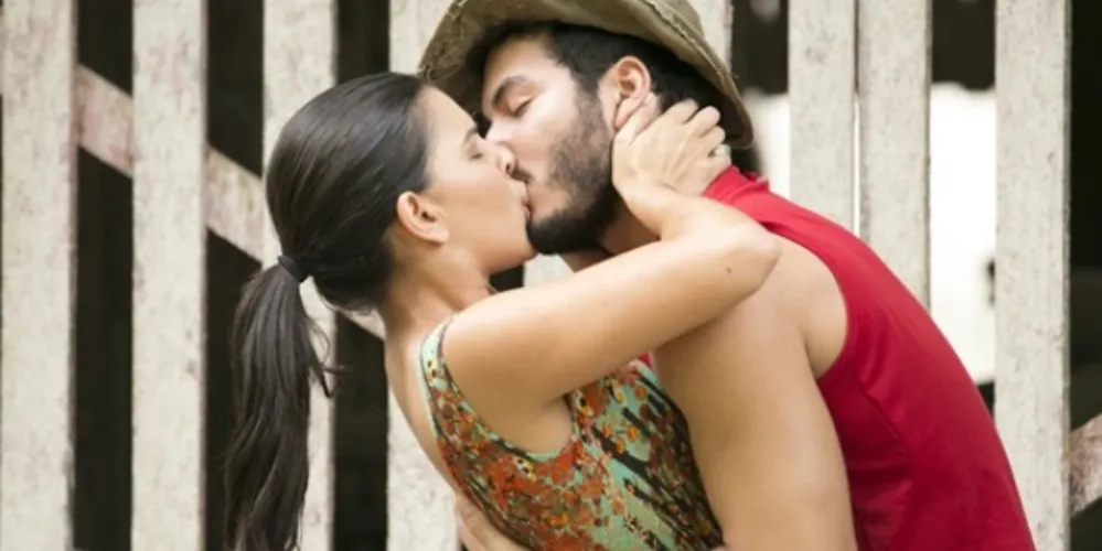 Imagem ilustrativa da imagem Matias vai beijar Celina e declarar sua paixão