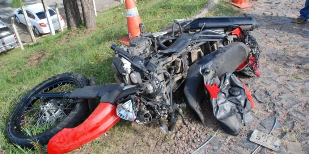 Imagem ilustrativa da imagem Motociclista colide com caminhão e morre na hora