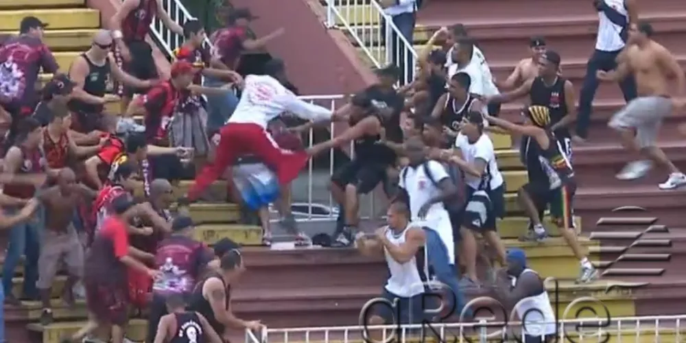 Imagem ilustrativa da imagem Torcida do Atlético-PR culpa autoridades por confusão