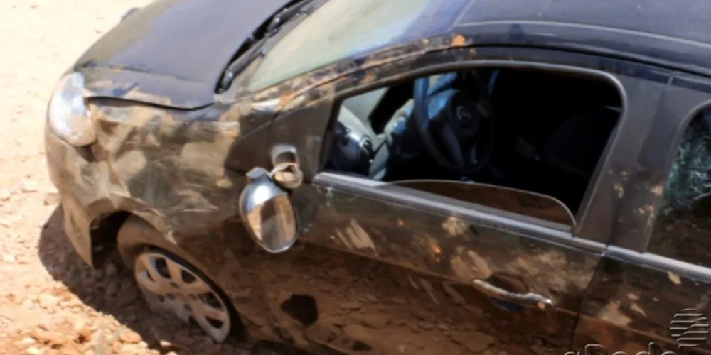 Imagem ilustrativa da imagem Motorista se perde em curva e colide contra barranco