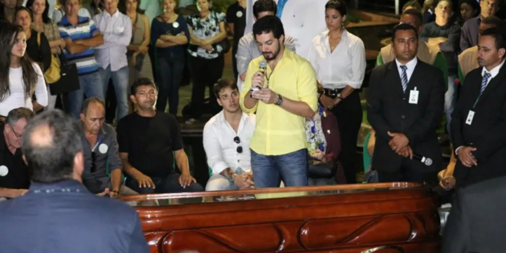 Imagem ilustrativa da imagem Corpo de Reginaldo Rossi é enterrado em Paulista (PE)