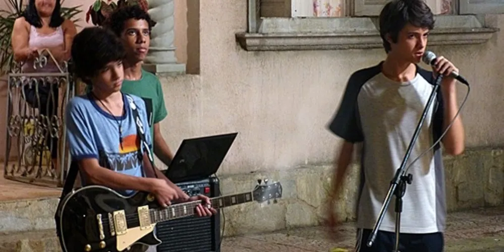 Imagem ilustrativa da imagem Vitor paga mico em serenata para Clara