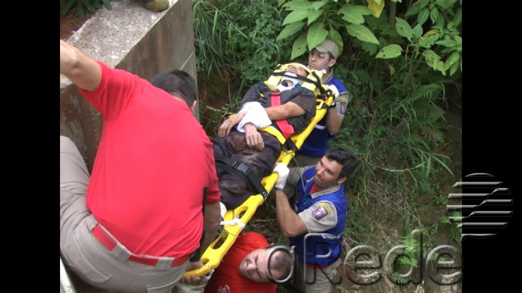 Imagem ilustrativa da imagem Homem cai de ponte e é resgatado pelos Bombeiros