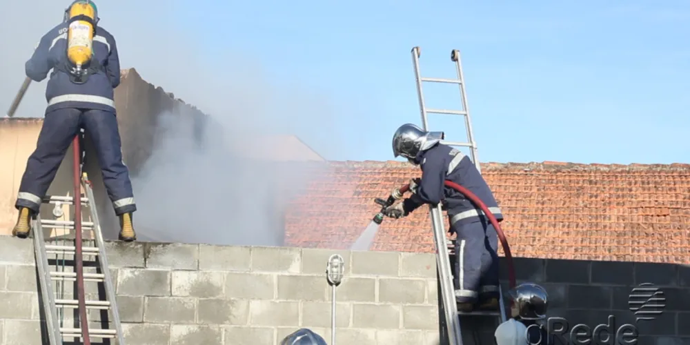 Imagem ilustrativa da imagem Grande incêndio destrói barracão de empresa em PG