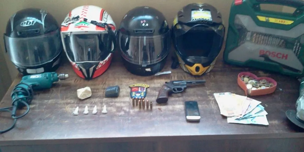 Imagem ilustrativa da imagem Policia Militar prendeu rapaz acusado de trafico de drogas com moto roubada