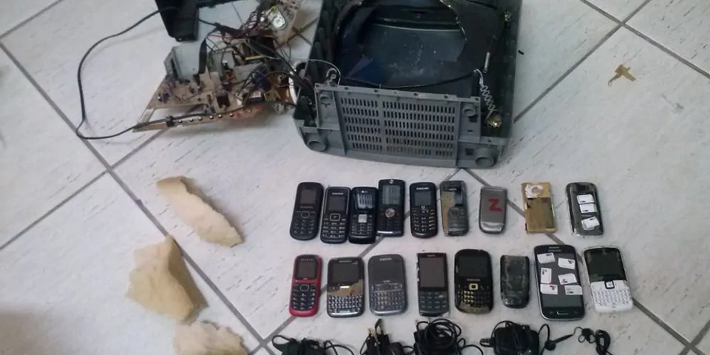 Imagem ilustrativa da imagem Polícia flagra 17 celulares dentro de TV