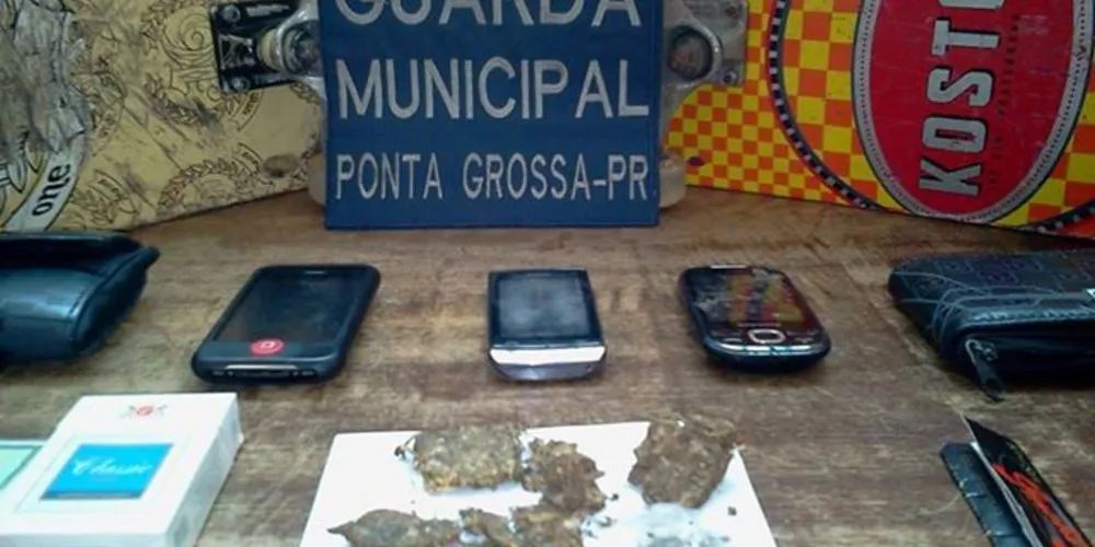 Imagem ilustrativa da imagem Guarda pega mais dois garotos com maconha em praça