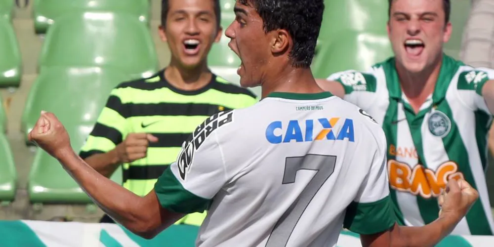 Imagem ilustrativa da imagem Coritiba bate o Paraná e vence a primeira no Estadual