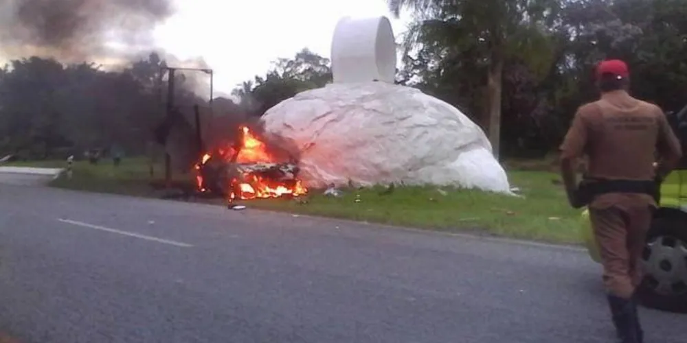Imagem ilustrativa da imagem Carro explode depois de colidir contra moto