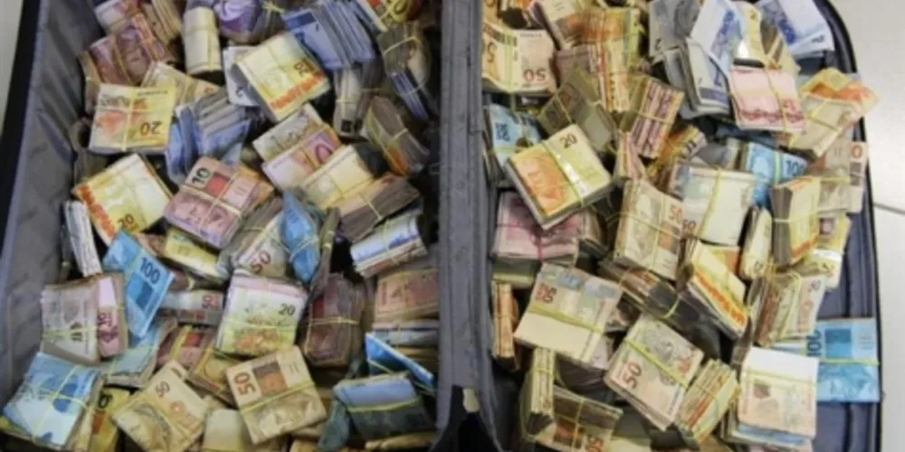 Imagem ilustrativa da imagem PF encontra mais de R$ 400 mil em mala na rodoviária