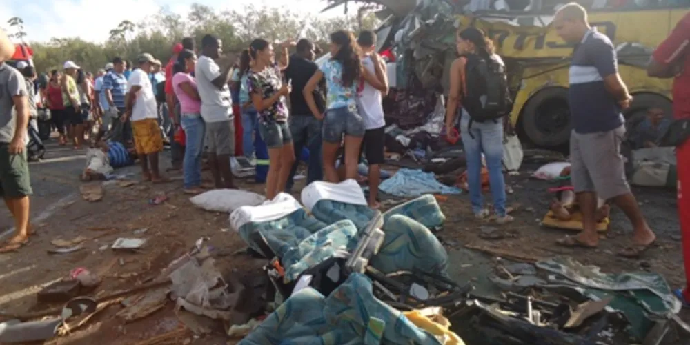 Imagem ilustrativa da imagem Acidente com ônibus e trator mata 14 pessoas