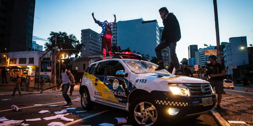 Imagem ilustrativa da imagem PM encurrala manifestantes durante protesto contra a Copa