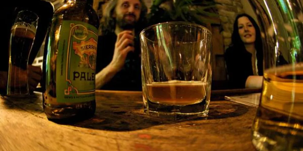 Imagem ilustrativa da imagem Pesquisa indica que ir ao bar faz bem para a saúde mental