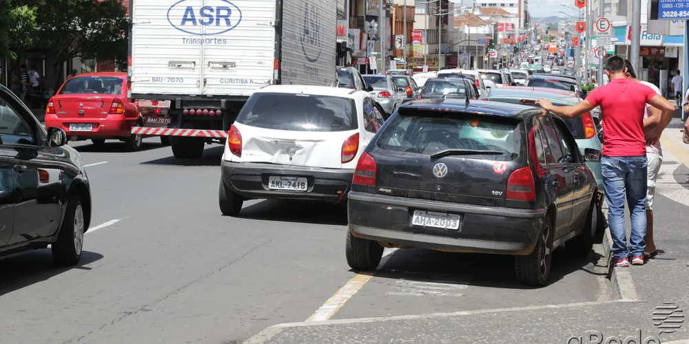 Imagem ilustrativa da imagem Acidente com dois carros deixa trânsito lento no centro