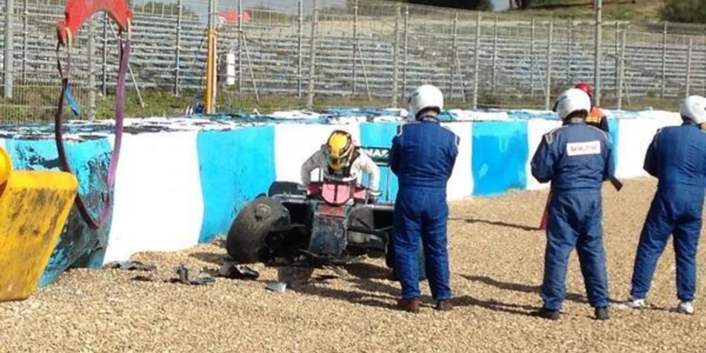 Imagem ilustrativa da imagem Hamilton destrói carro em treino em Jerez