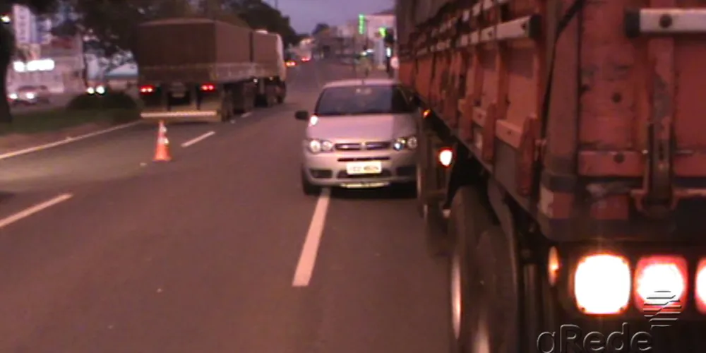 Imagem ilustrativa da imagem Carro para debaixo de caminhão após batida