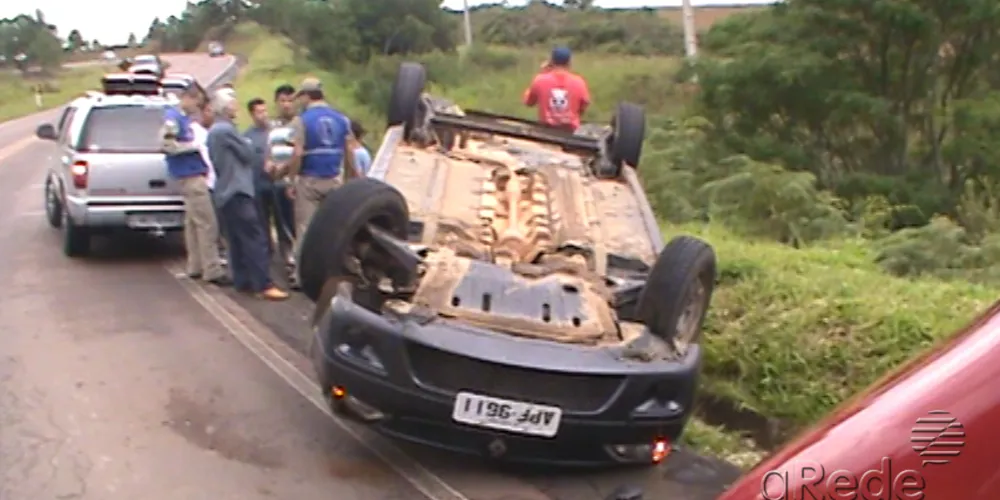 Imagem ilustrativa da imagem Carro capota quatro vezes depois de bater em canteiro