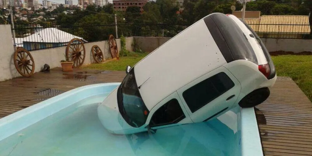 Imagem ilustrativa da imagem Motorista se distrai e carro acaba caindo dentro de piscina