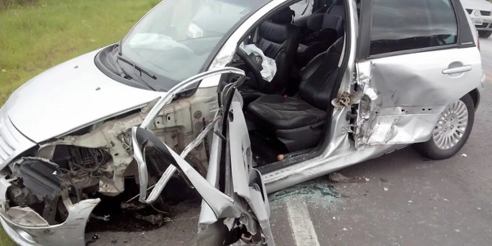Imagem ilustrativa da imagem Acidente entre carro e caminhão termina com dois presos