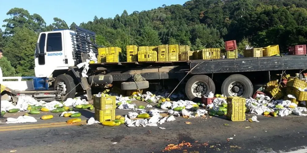 Imagem ilustrativa da imagem Caminhão bate em ponte e derruba carga de frutas