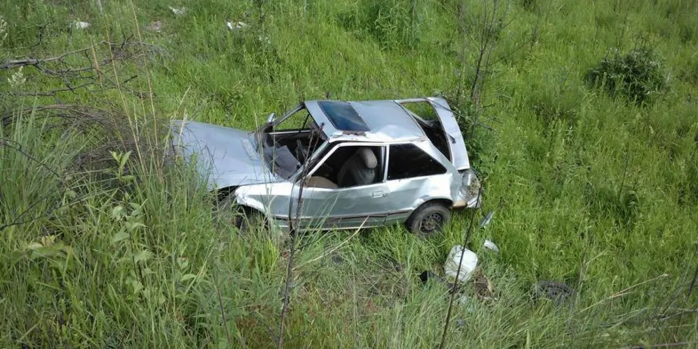 Imagem ilustrativa da imagem Adolescente capota carro e despenca de barranco