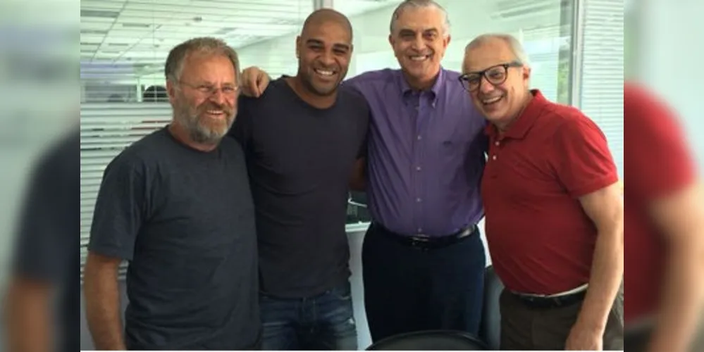 Imagem ilustrativa da imagem Adriano se reapresenta no Atlético-PR e discute contrato