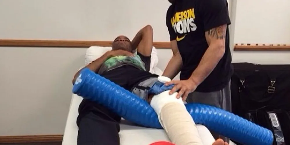 Imagem ilustrativa da imagem Anderson Silva posta primeira foto fazendo fisioterapia