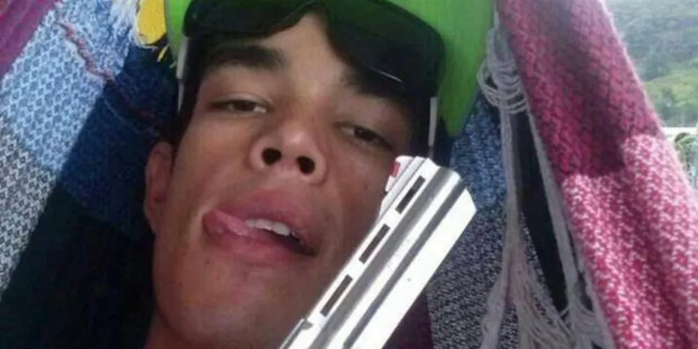 Imagem ilustrativa da imagem Jovem posta foto com arma na internet e é preso