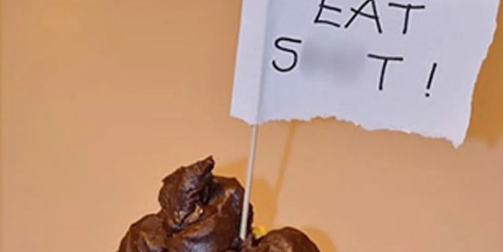 Imagem ilustrativa da imagem Depois de briga, confeiteira entrega bolo em formato de fezes
