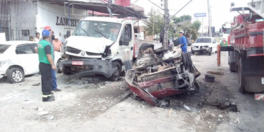 Imagem ilustrativa da imagem Carro explode após acidente que envolveu quatro veículos