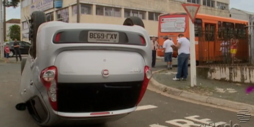 Imagem ilustrativa da imagem Carro capota depois de cruzar preferencial