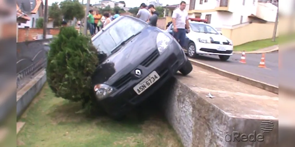 Imagem ilustrativa da imagem Asfalto cede e dois carros ficam presos em buraco