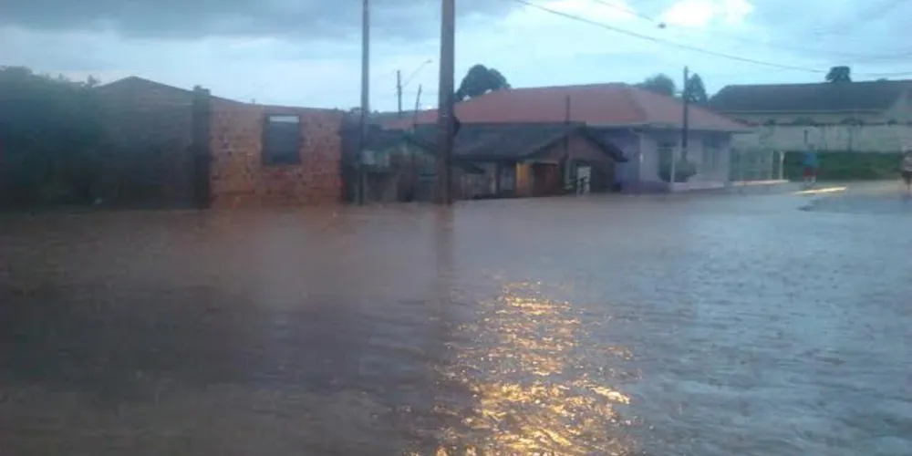 Imagem ilustrativa da imagem Famílias pedem ajuda após alagamento causado pela chuva