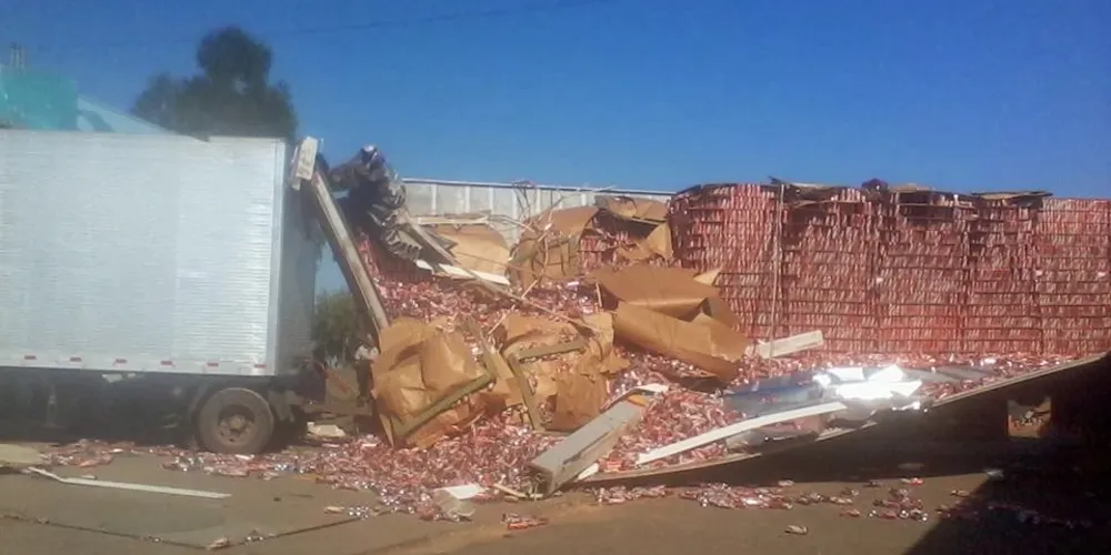 Imagem ilustrativa da imagem Caminhão com cervejas derruba cobertura de posto