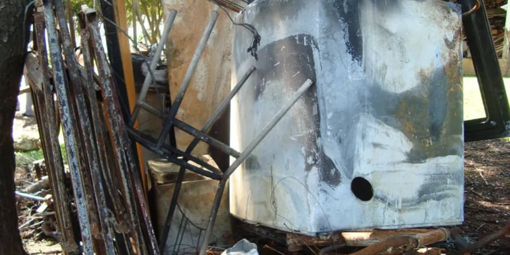 Imagem ilustrativa da imagem Família que teve casa destruída em incêndio recebe doações