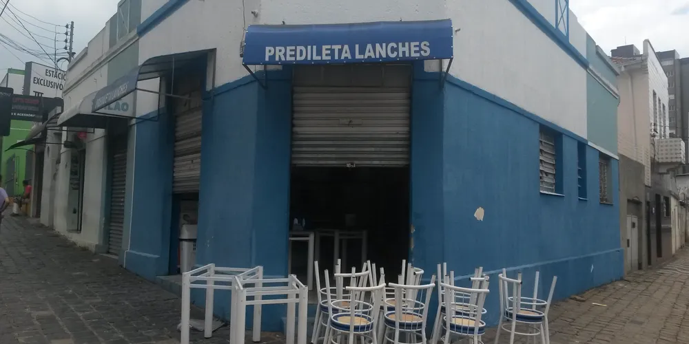 Imagem ilustrativa da imagem Óleo pega fogo e assusta clientes de lanchonete