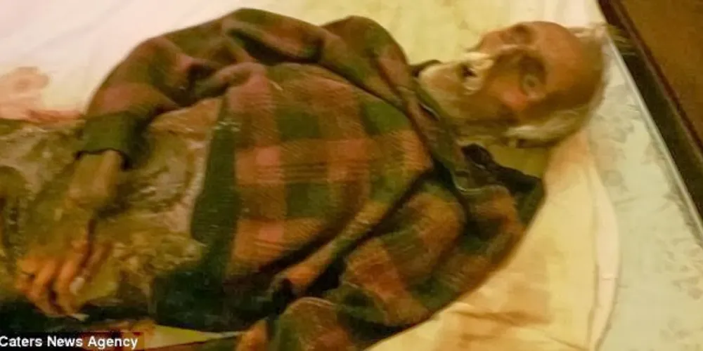 Imagem ilustrativa da imagem Mulher dormiu ao lado de marido morto por mais de um ano