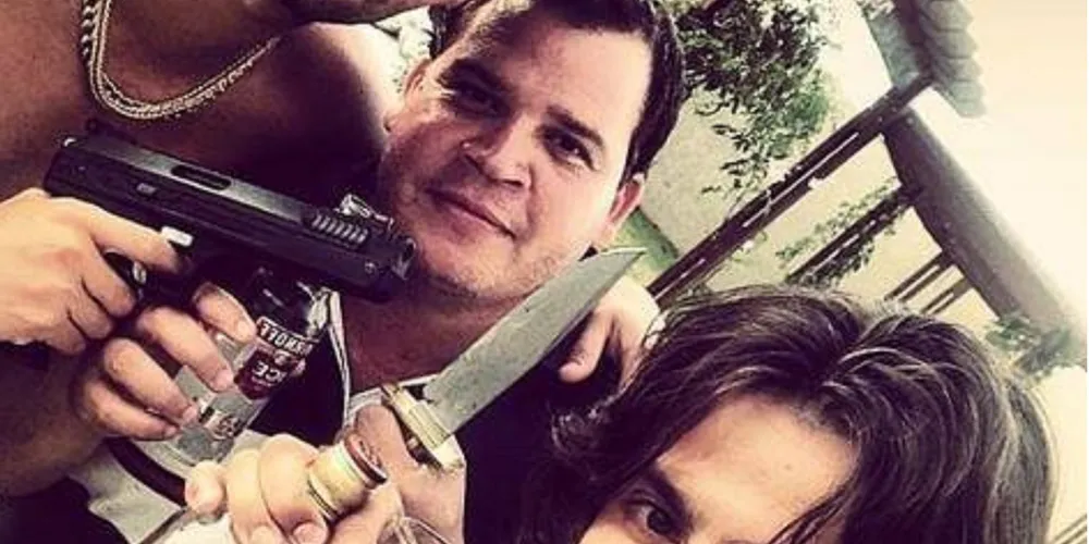 Imagem ilustrativa da imagem Sertanejo Mariano publica foto com 'arma' nas redes sociais