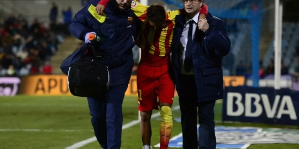 Imagem ilustrativa da imagem Neymar sofre lesão e desfalca o Barça por três semanas