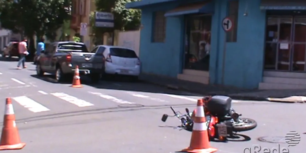 Imagem ilustrativa da imagem Motociclista cai depois de batida e fica gravemente ferido 