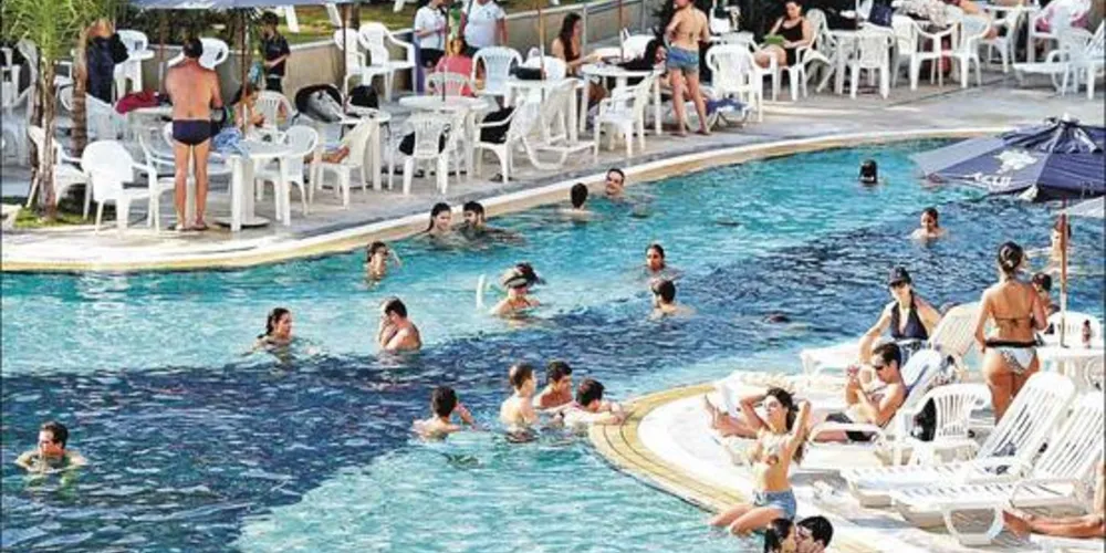 Imagem ilustrativa da imagem Menina morre ao ter cabelo sugado por ralo de piscina