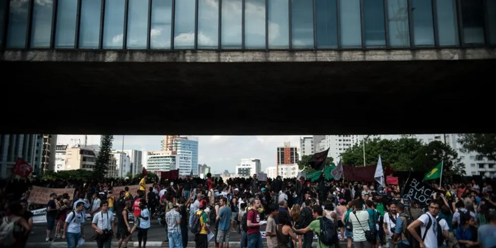 Imagem ilustrativa da imagem Jovem baleado em protesto continua em estado grave