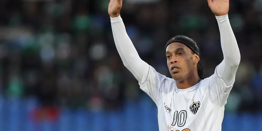 Imagem ilustrativa da imagem Ronaldinho Gaúcho renova por mais um ano com Atlético-MG