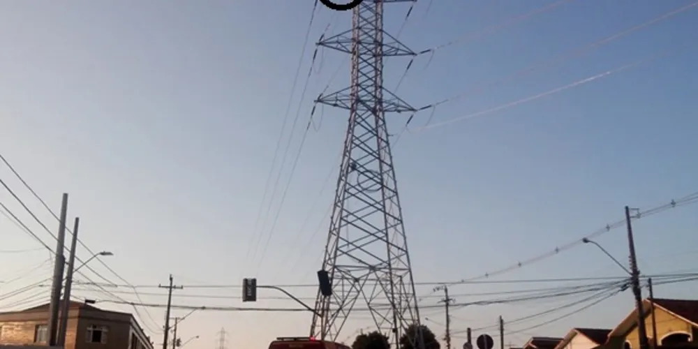 Imagem ilustrativa da imagem Homem ameaça se jogar de torre de alta tensão