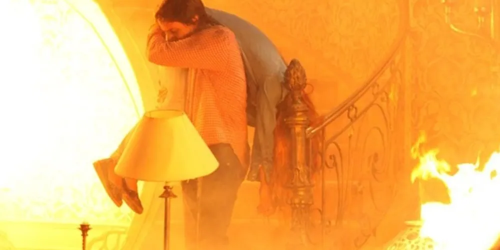 Imagem ilustrativa da imagem Nicole volta e ajuda Thales a salvar Natasha de incêndio